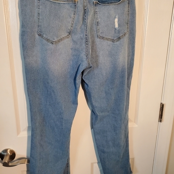 AVEC Les Filles Distressed and Raw Hem Straight Leg Cropped Jeans - Picture 5 of 10